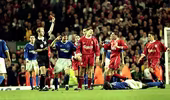 Steven Gerrard từng phải xin lỗi cầu thủ Everton…trong toilet