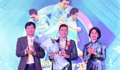 Cầu thủ "bỏ bóng cứu người" đoạt giải Fair-play 2020
