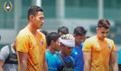 U23 Indonesia thi đấu giao hữu qua... cửa kính xe buýt