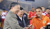 Bộ trưởng Tô Lâm xuống sân thưởng "nóng" CLB Công an Hà Nội