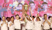 Thành viên Công an Hà Nội FC nâng cao cúp vô địch V-League tại lễ mừng công