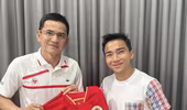 Hình ảnh HLV Kiatisak tặng "Messi Thái" áo đấu Công an Hà Nội gây sốt