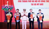 Trung tướng Nguyễn Thanh Tùng trao các quyết định của thành phố Hà Nội về công tác cán bộ tại các xã Hương Sơn, Mỹ Đức, Vân Đình
