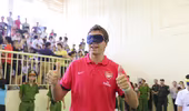 2 pháo thủ Arsenal: Bịt mắt đá bóng với trẻ em khiếm thị Hà Nội