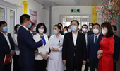 Bí thư Thành ủy Hà Nội kiểm tra phòng Covid-19 tại Bệnh viện Thanh Nhàn và chúc mừng các y, bác sĩ