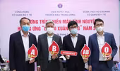 Thứ trưởng Y tế Nguyễn Trường Sơn cùng nhiều Cục trưởng, Vụ trưởng... hiến máu