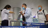 Việt Nam giám sát chặt người nhập cảnh từ nước đang bùng dịch Covid-19 hoặc có biến thể mới 