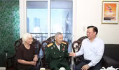 Bí thư Thành ủy Hà Nội Đinh Tiến Dũng thăm hỏi, tặng quà Anh hùng La Văn Cầu