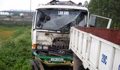 “Hôn” đuôi xe cẩu, xe tải nát đầu