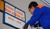 Điều chỉnh 16 lần trong 9 tháng, giá xăng đã tăng gần 5.500 đồng/lít