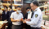 Hàng Tết giả lộng hành, cơ quan quản lý thị trường hướng dẫn cách phân biệt
