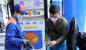 Giá xăng dầu tiếp tục giảm, RON95 xuống dưới mốc 23.000 đồng/lít
