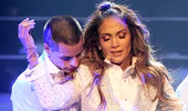 Jennifer Lopez  tay trong tay với bồ trẻ