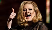 Adele hé lộ tên con trai qua… vòng cổ