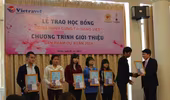 Trao học bổng cho sinh viên nghèo vượt khó