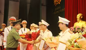 Công bố quyết định thăng cấp bậc hàm, nâng lương cho cán bộ chiến sỹ Công an Thủ đô