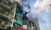 Khói đen bốc cao từ tầng 3 một ngôi nhà trên phố Trần Bình