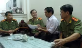 Lãnh đạo CATP thăm, tặng quà gia đình chính sách