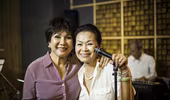 Danh ca Khánh Ly hội ngộ bạn thân trong phòng thu