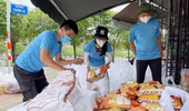 Dàn người đẹp "chi viện" lương thực cho người lao động nghèo tại TP.HCM