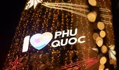 Phú Quốc thắp sáng cây thông 24m, bắn pháo hoa hàng đêm trong dịp cuối năm 2023