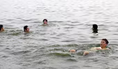 Sung sướng bì bõm ở “bể bơi” hồ Tây giữa ánh chiều tà
