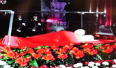Thi hài Kim Jong-il được đặt trong quan tài kính