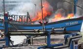 Đến lượt tàu cá bốc cháy dữ dội trên sông Hàn