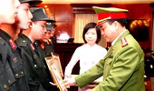 Thưởng “nóng” những chiến công xuất sắc của Công an Hà Nội