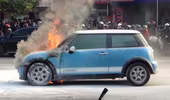 Hà Nội: Mini cooper bốc cháy giữa đường ngày cuối năm