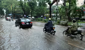 Mưa lớn gây ngập lụt, tai nạn, tắc đường khắp nơi