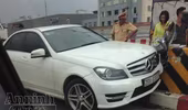 Mercedes C300 đâm trúng dải phân cách đường trên cao