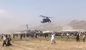 [Info] AH-64 Apache Mỹ xua đuổi người Afghanistan cố bám vào máy bay C-17 đang cất cánh