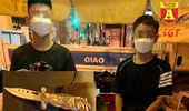 Cảnh sát 141 tóm gọn 2 thanh niên mang dao nhọn 'dạo phố’ ban đêm