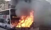 Khoảnh khắc ‘xe ma’ chìm trong biển lửa, đâm vào xe buýt chở học sinh