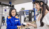 Chuyển khoản, quẹt thẻ khi mua xăng dầu: Người khen, kẻ chê