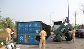 Ôm cua gấp, container lật nhào trên đại lộ