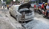 Đang bon bon trên đường, xe ô tô phát cháy