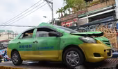 Đang lưu thông, xe taxi bất ngờ bốc cháy trên phố