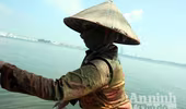 Người đàn bà 17 năm cặm cụi mò “tiền” dưới đáy hồ Tây