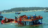 Lại thêm một tàu cá bất ngờ bị tàu lạ đâm chìm 