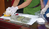 Bắt đối tượng vận chuyển trái phép 7 bánh heroin 