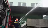 Clip: Tình huống giả định cứu nạn ô tô bị mắc kẹt trong kho xưởng cháy lớn