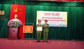 Trao tặng Huân chương bảo vệ Tố quốc cho Công an huyện Mê Linh 