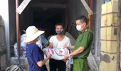 Công an phường Xuân La trao gạo và nhu yếu phẩm cho những người dân ở vùng cách ly 