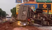 Xe tải chở đất vùi lấp xe con làm lái xe tử vong 