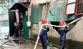 Kịp thời ngăn cháy lan trong khu vực nhà xưởng ở quận Long Biên