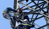 Hình ảnh kịp thời đưa người phụ nữ từ trên cột điện cao thế xuống đất an toàn