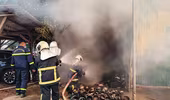 Dập tắt đám cháy kho xưởng ở quận Hoàng Mai
