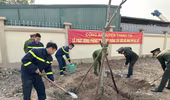 Công an huyện Thanh Trì hưởng ứng Tết trồng cây bảo vệ môi trường